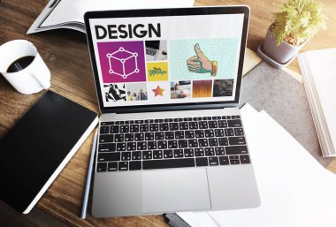 grafiğin üstünde belgili tanımlık perde ile dizüstü bilgisayar