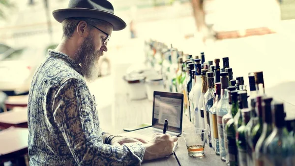 Hipster anziano uomo in cappello — Foto Stock