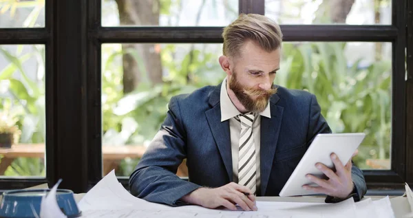 Affärsman med digital tablet — Stockfoto