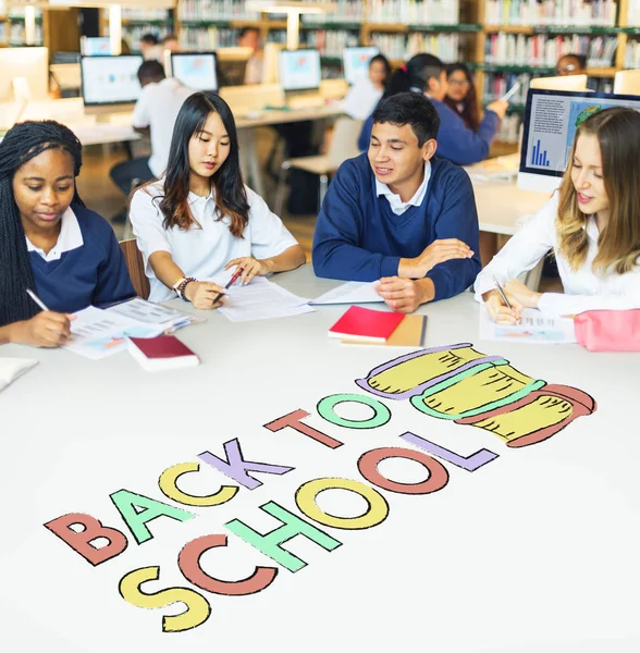 Diversiteit groep studenten studeren — Stockfoto