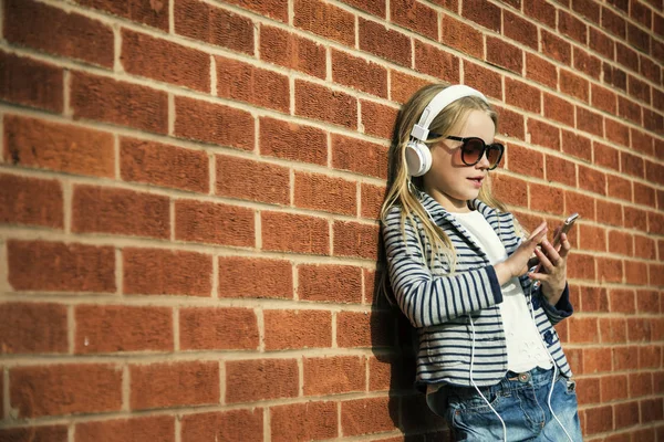 Moda menina istening música — Fotografia de Stock