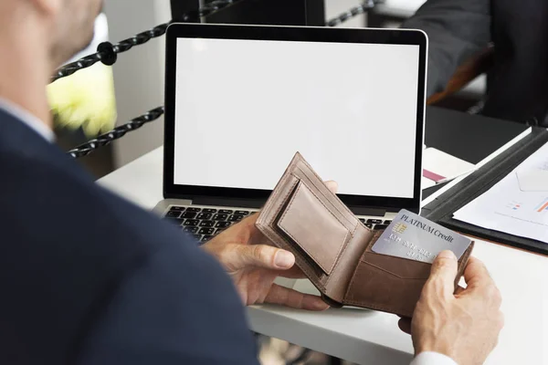 Empresário que aceita cartão de crédito — Fotografia de Stock