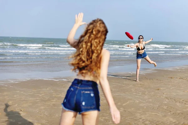 Beautiful women playing frisbee — Stock Photo, Image