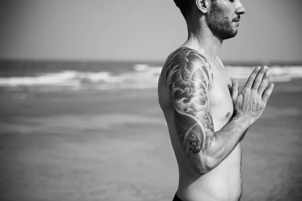 男人做瑜伽冥想 — 图库照片