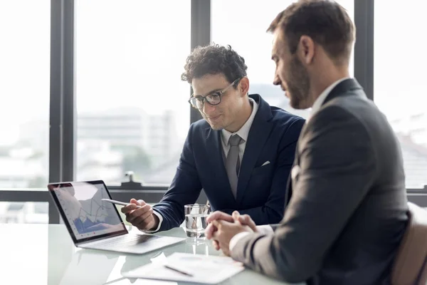 Hombres de negocios Hablando en la reunión — Foto de Stock