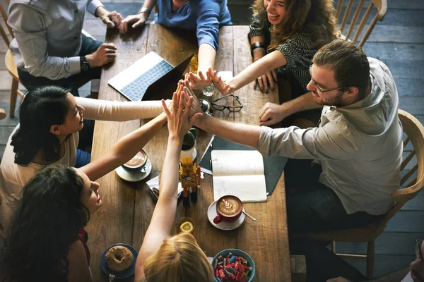 Menschen halten bei Treffen die Hände zusammen — Stockfoto