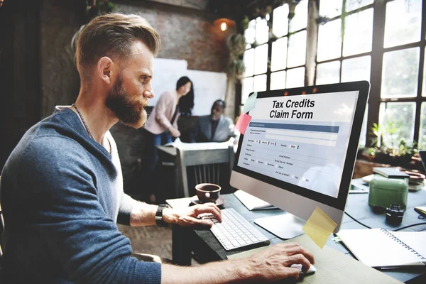 Bell'uomo che lavora con il computer — Foto Stock