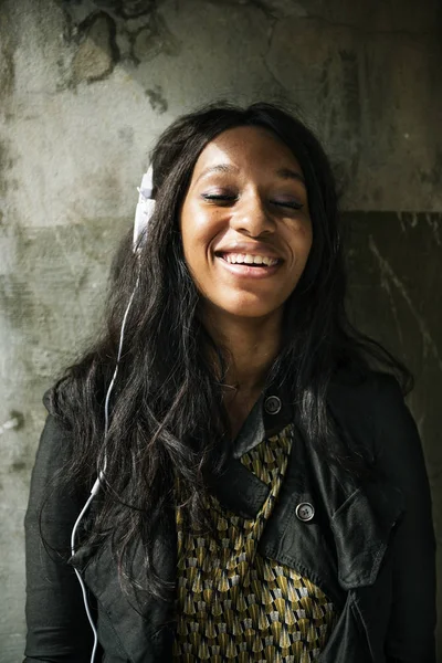 Mujer escuchando música en auriculares — Foto de Stock