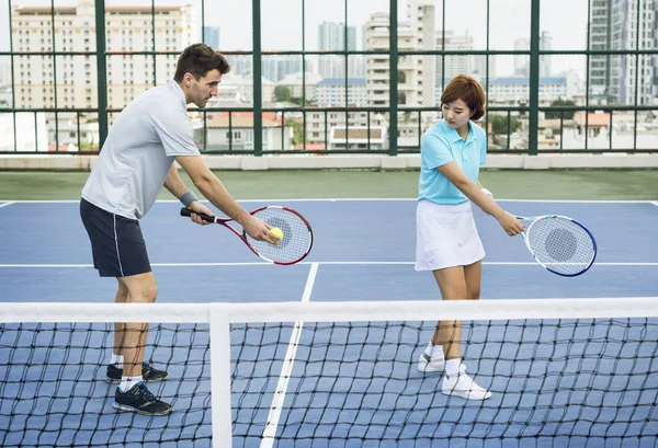 La gente juega en la pista de tenis — Foto de Stock