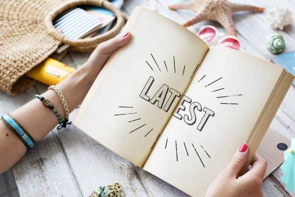 Mujer sosteniendo diario — Foto de Stock