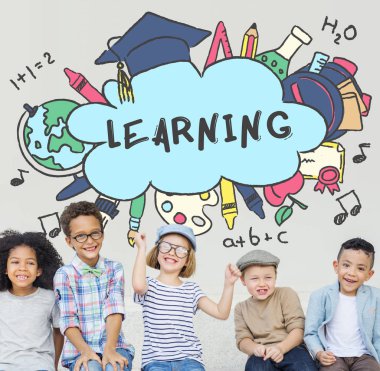 Casual giyinen çocukları iyi eğlenceler