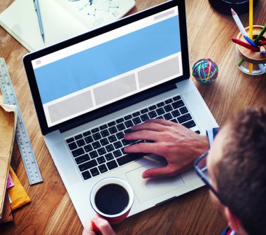 dizüstü bilgisayar kullanan adam