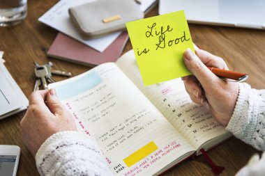 kişi holding sarı sopa not