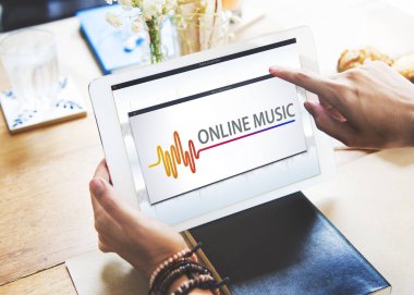 Dijital tablet elinde tutan kadın