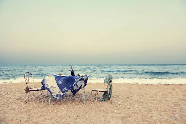 테이블과 자가 해변에 — 스톡 사진