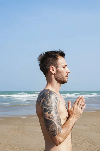 Man doen yoga meditatie — Stockfoto