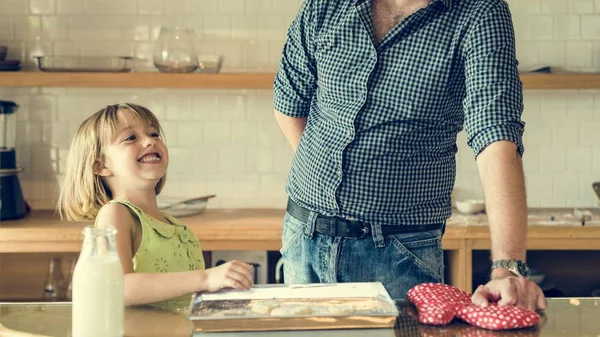 Menina cozinhar com o pai — Fotografia de Stock