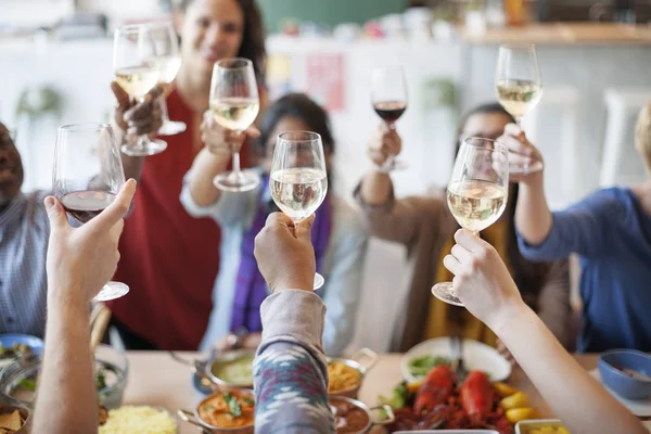 Gente teniendo comida juntos —  Fotos de Stock