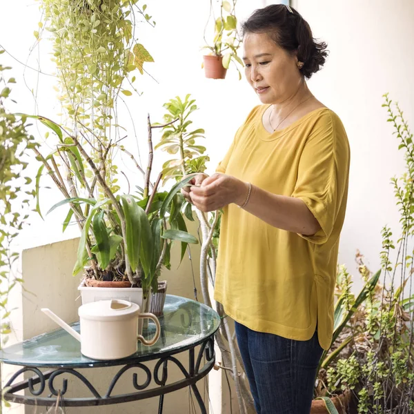 꽃과 여자 혼자 — 스톡 사진