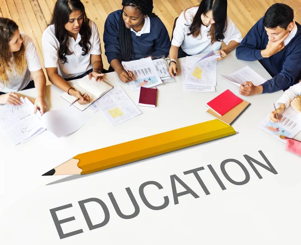 Diversidad grupo de estudiantes estudiando — Foto de Stock