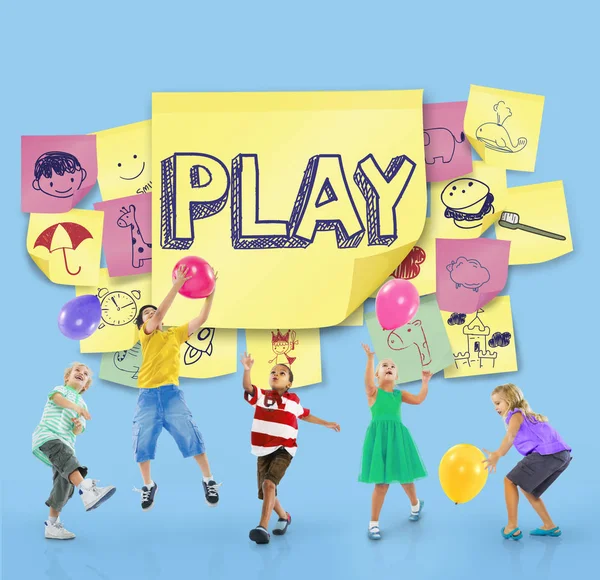 Boldog gyerekek együtt játszanak — Stock Fotó