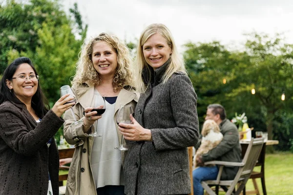 Ženy společně pití vína — Stock fotografie