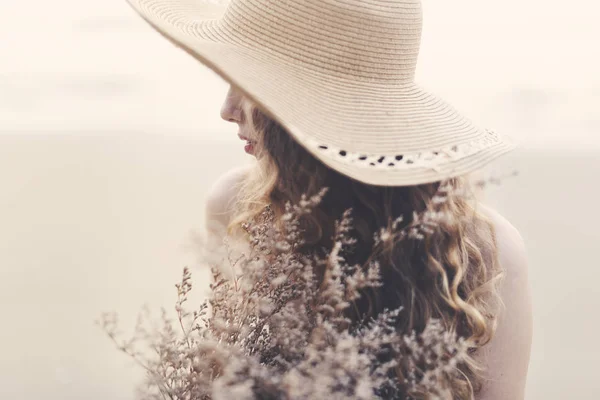 Mulher bonita com flores secas — Fotografia de Stock