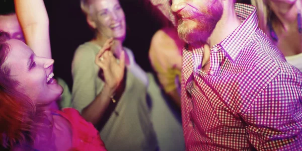 Gente bailando en la fiesta nocturna — Foto de Stock