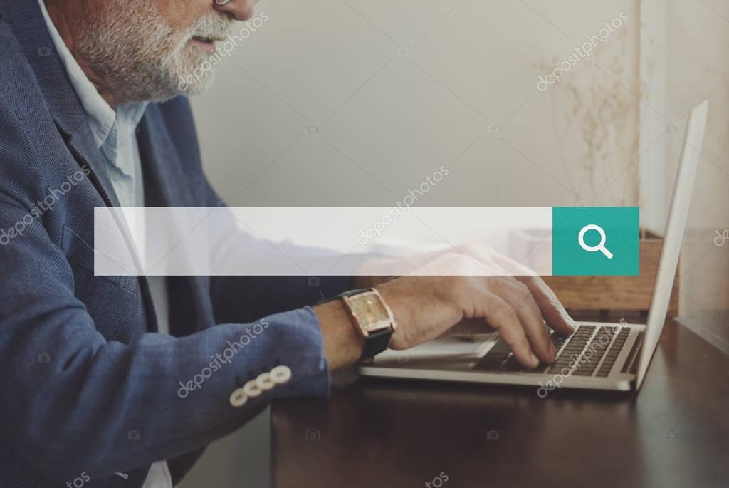 Homme d'affaires senior utilisant un ordinateur portable image