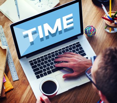 dizüstü bilgisayar kullanan adam