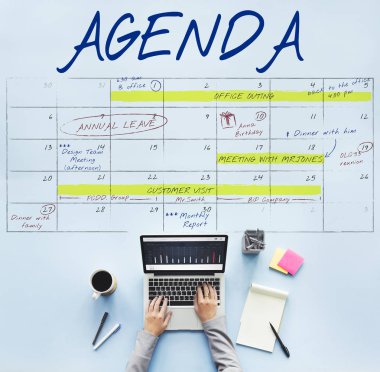 laptop ile çalışan kişi 