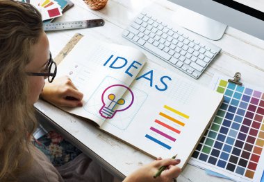 Kroki-kitap çizim kadın