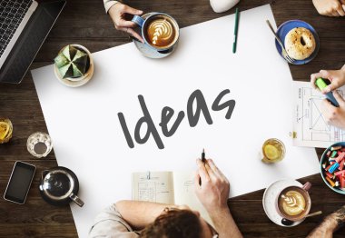 insanlar masada oturup kahve ile