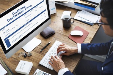 bilgisayar kullanarak iş adamı  