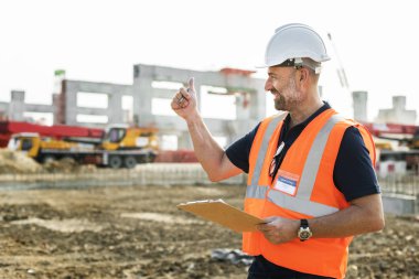 İnşaat işçisi ile mimari planı