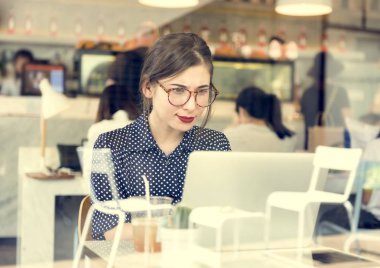 Dizüstü bilgisayar kullanan kadın 