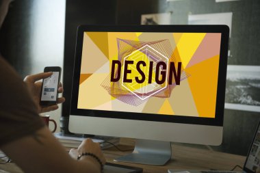 bilgisayarda çalışan adam