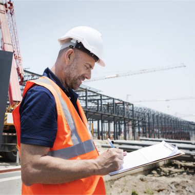 İnşaat işçisi ile mimari planı