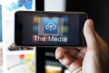 Cep telefonu kullanan adam 