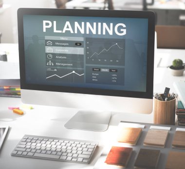 bilgisayar monitöründe çalışma alanı tablosu  