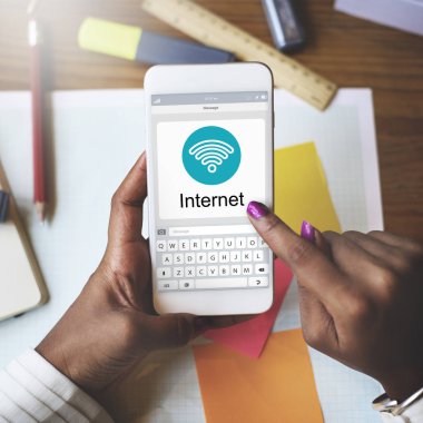 Akıllı telefon kullanan kadın