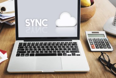 ekranda metin olan dizüstü bilgisayar