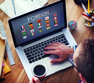 dizüstü bilgisayar kullanan adam