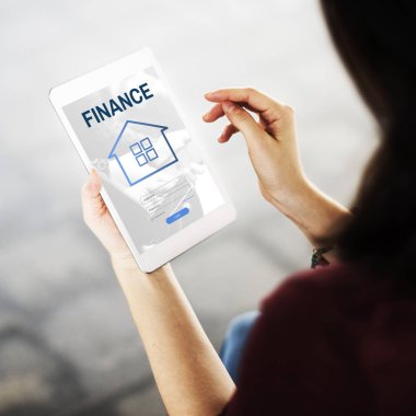 Dijital aygıt kullanan genç kadın