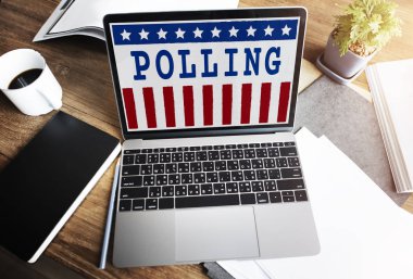 ekranda metin olan dizüstü bilgisayar