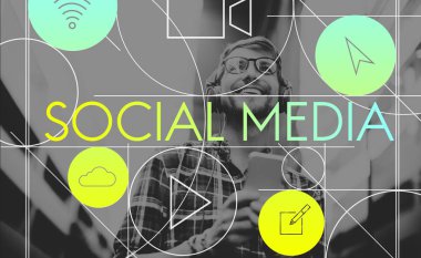 Dijital aygıt kullanan adam 