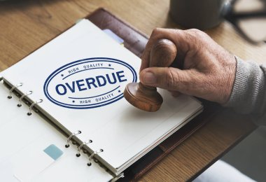 damga kağıt defter üzerinde koyarak adam
