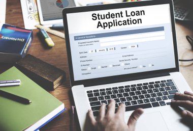 dizüstü bilgisayarda klavyede yazan adam