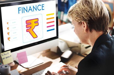 iş kadını bilgisayar ile çalışma