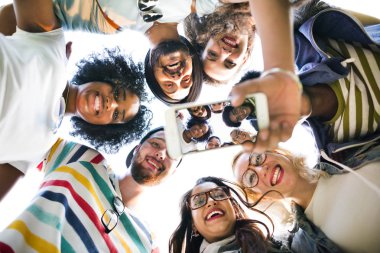 Daire huging takımda öğrenciler